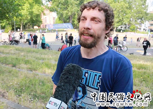 德国柏林民众放飞气球抗议北约军演 呼吁和平解决冲突